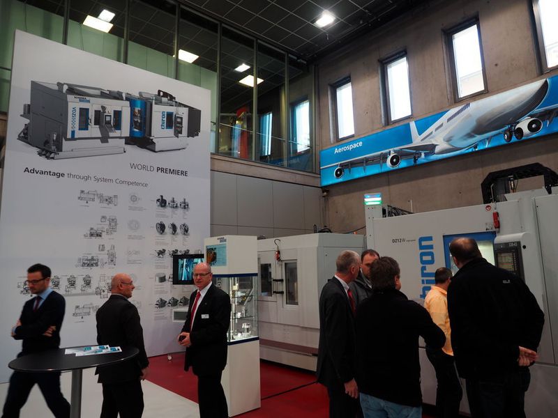 Schnittstellenfreie Komplettanlage von Chiron und Scherer Feinbau für das hocheffiziente, automatisierte und doppelspindlige Drehen und Fräsen von Zylinderkopf-Bauteilen. (Bild: Chiron)