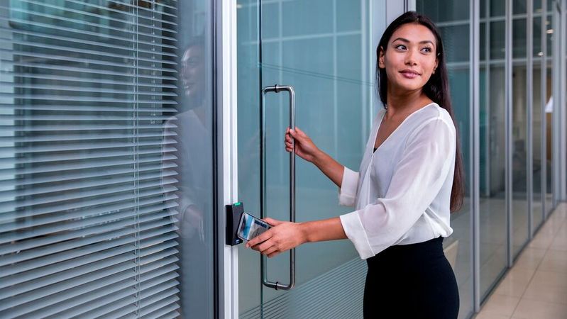 Eine physische Zutrittskarte ist bei Mobile-Access-Lösungen überflüssig – sie wird digital auf dem Smartphone hinterlegt.(Bild:  HID Global)