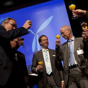 SkyWind Geschäftsführer Frank Richert (Mitte) mit seinem Team und den Jurymitgliedern Prof. Dr. Alois Schaffarczyk (2. v.r.) und Dr. Kurt Rohrig (r.).