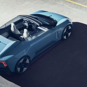 Die Drohne verbirgt sich hinter den Rücksitzen, vor Blicken und dem Fahrtwind geschützt. (Bild:  Polestar)