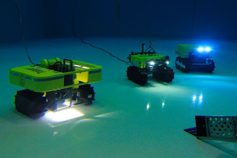 Mitglieder der Helmholtz-Allianz Robex testen das Unterwasserfahrzeug AWI-Tramper im Becken des DFKI Bremen. (Alfred-Wegener-Institut / Lars Grübner)