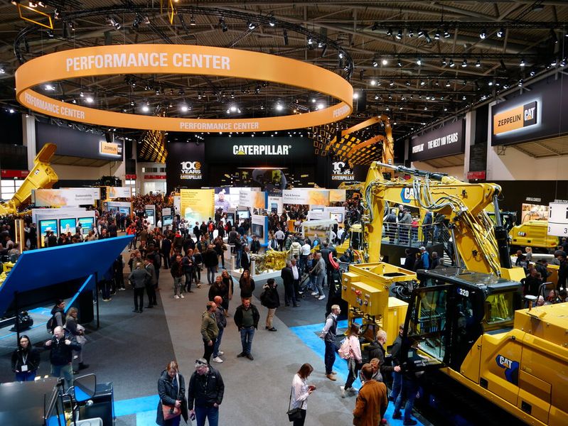 Caterpillar und Zeppelin belegten mit ihren Maschinen auch in diesem Jahr wieder eine komplette Halle. Der Andrang der Besucher war groß.  (Bild: Sandro Kipar/VCG)