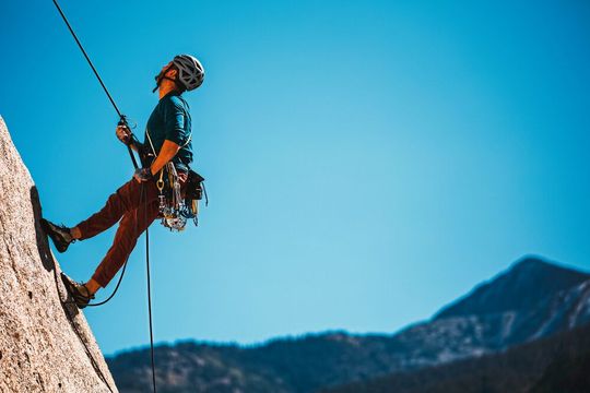Seile werden in unterschiedlichen Bereichen zur Sicherung genutzt: bei Feuerwehr- und Rettungseinsätzen ebenso wie auf Baustellen und im Bergsport. Seile werden in unterschiedlichen Bereichen zur Sicherung genutzt: bei Feuerwehr- und Rettungseinsätzen ebenso wie auf Baustellen und im Bergsport.