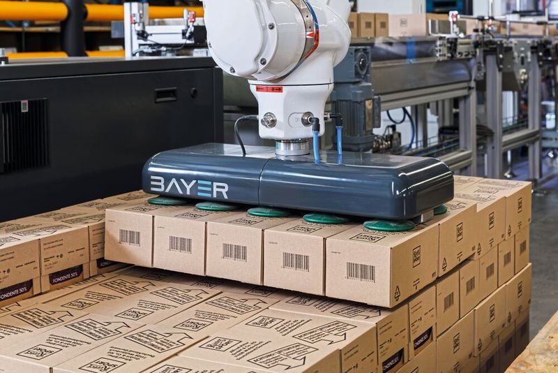 Das Palettiersystem realisiert das vorgegebene Lagebild, indem der Greifer immer jeweils zwei mal fünf Kartons gleichzeitig aufnimmt und an den passenden Stellen platziert. (Bild:  Yaskawa Europe)