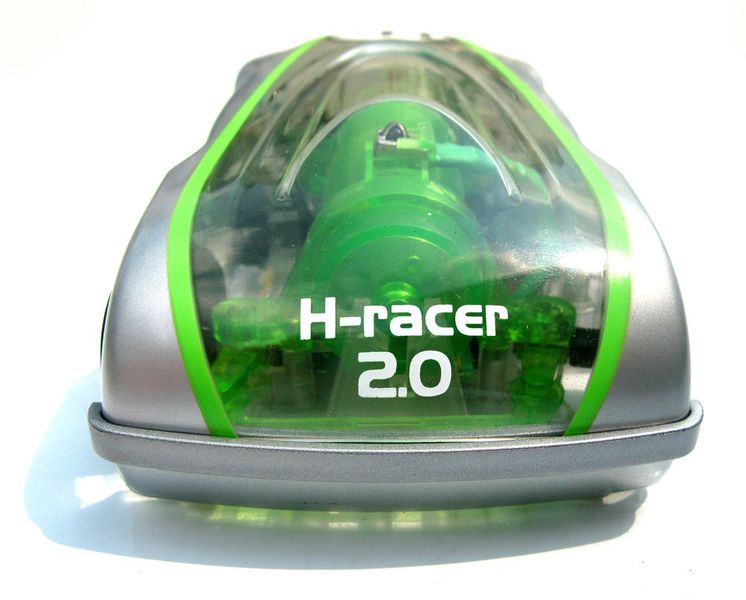 E-Autos waren gestern – Wasserstoffautos sind die Zukunft des Autoverkehrs. Das Modell eines Wasserstoffautos funktioniert wie lebensecht: Es kann mit Wasserstoff betankt werden, den es dann in Strom zum Fahren umwandelt. (Get Digital)