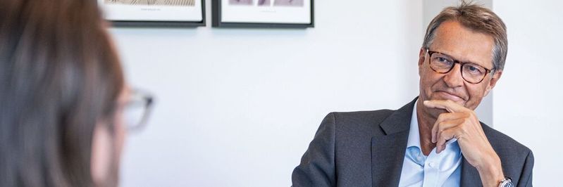 Christian Wendler im Gespräch mit MM Maschinenmarkt-Chefredakteur Benedikt Hofmann.(Bild:  Lenze)