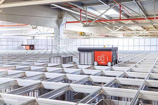 Im tschechischen Werk von Continental bewegen sich vorprogrammierte Roboter eigenständig auf Schienen.(Bild:  Continental)