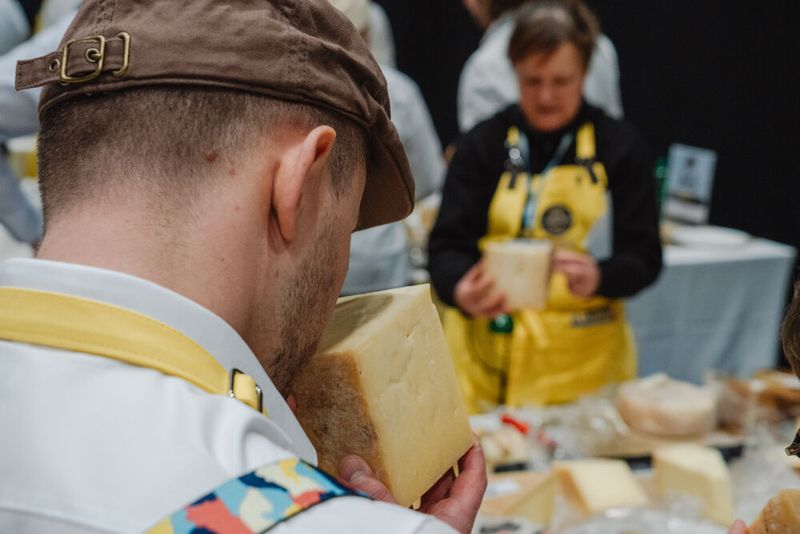 Blind, ohne sichtbare Markenzeichnen und ohne Angaben zu Herkunft und Hersteller, beurteilten Jurorinnen und Juroren 5'244 Käse aus 46 Ländern. (Bild: ©Switzerland Cheese Marketing)