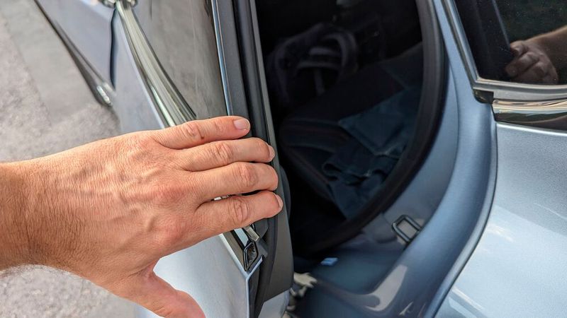 Bei der hinteren Tür gibt es gar keinen Griff. (Bild: Rosenow – VCG)