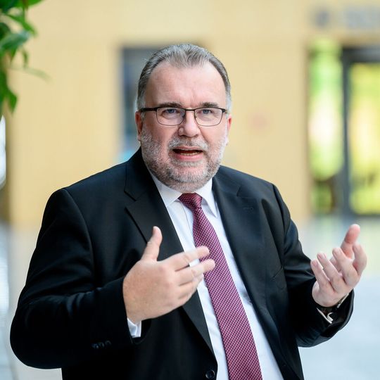 Siegfried Russwurm, BDI: „Unsere industriellen Wertschöpfungsketten stehen angesichts der im internationalen Vergleich ungewöhnlich hohen Stromkosten unter extremen Druck.“(Bild:  Christian Kruppa)
