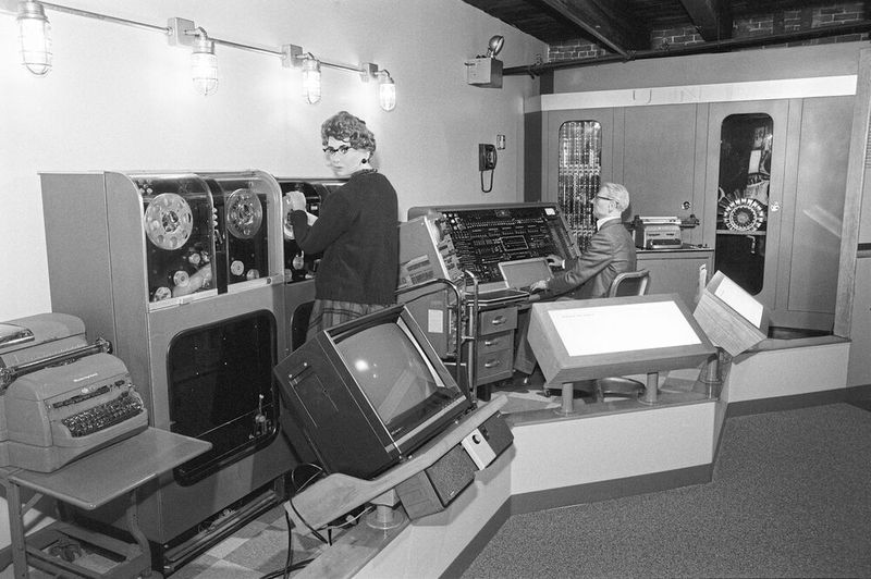 Röhrenbasiertes Sytem: Der Computer UNIVAC I von 1951 setzte insgesamt 6103 Elektronenröhren ein, die ihm halfen, 1905 Rechenoperationen pro Sekunde mit einer äquivalenten Taktfrequenz von 2,25 MHz durchzuführen. Auch wenn der Transistor in dieser Zeit bereits existierte, schien die Technologie für Rechnerhersteller noch lange Zeit als zu unzuverlässig, als dass sie Vakuumröhren nachhaltig ersetzen könnte. (Bild: frei lizenziert)