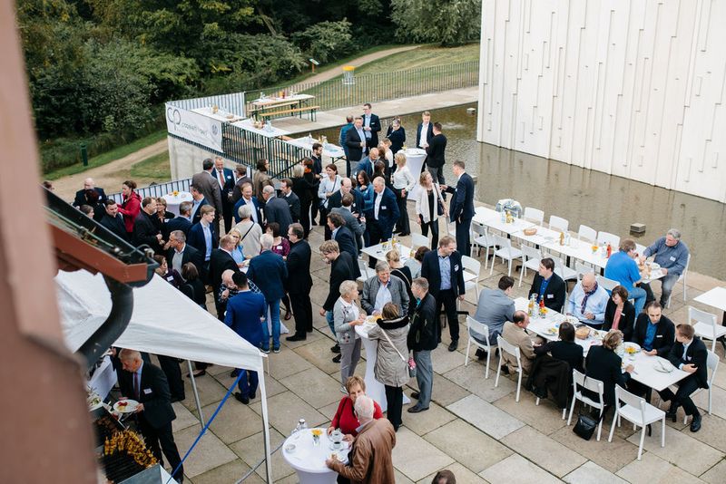 Bei herrlichem Wetter wurde auf der Terrasse des Wasserkunstmuseums gegrillt. (Capeletti & Perl / Stephanie Pelch)