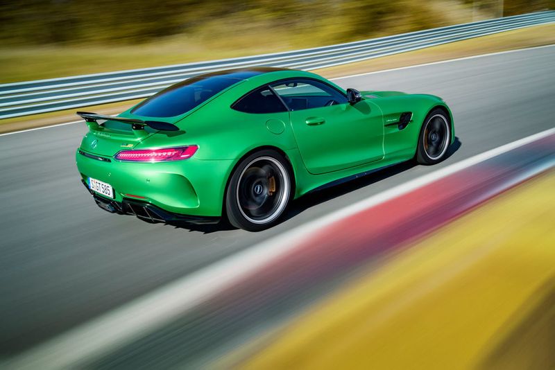 Um das Heck besser auf den Asphalt zu drücken, hat der GT R natürlich einen dicken Flügel, der auf der Heckklappe montiert ein deutliches Erkennungsmerkmal ist. (Mercedes-Benz)