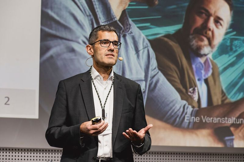 Um agile Methoden in der Hardwareentwicklung drehte sich der Vortrag „Trends und Fallstricke bei agilen Methoden für die Hardware-Entwicklung und wie sie dennoch funktionieren“. Univ.-Prof. Dr.-Ing. Alexander Koch, Universität der Bundeswehr, stellte Forschungsergebnisse aus der Befragung von Unternehmen vor, die bereits Agilität für die Entwicklung von Hardwareprodukten anwenden. (Bild: Stefan Bausewein - VCG)