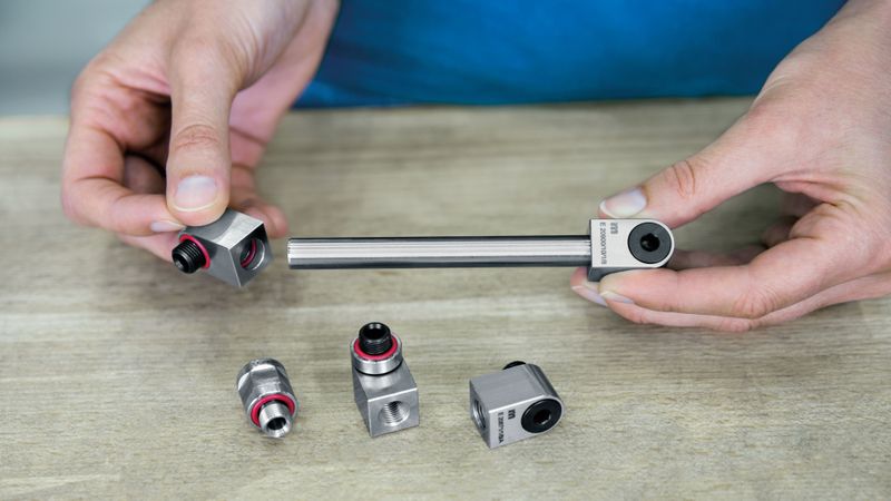 Die Winkelanschlüsse von Meusburger bieten im Vergleich zu herkömmlichen Lösungen deutlich mehr Durchfluss, Langlebigkeit und konstruktive Freiheit. (Bild:  Meusburger)