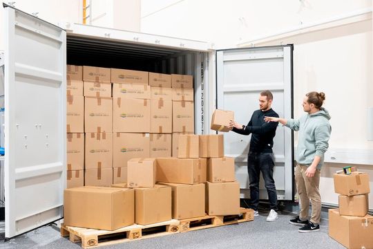 Tja! Viele große Kartons und der Container scheint voll ausgelastet. Aber ist das auch wirklich so? Das muss nach den Erfahrungen der Forscher vom IML bezweifelt werden. Deshalb haben sie eine Software namens Castn entwickelt, die dabei hilft, nicht zu viel „Luft“ zu verschicken.(Bild:  Fraunhofer-IML)