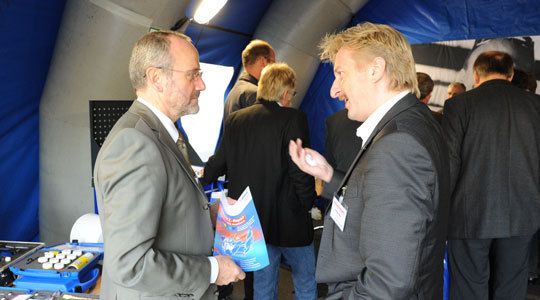 Fachsimpelei zwischen Industrie und Handel: Smart Repair ist ein lohnendes Geschäft für Werkstätten. (Archiv: Vogel Business Media)