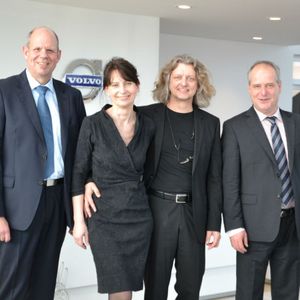Uwe Janßen, Leiter Network und Performance bei Volvo Deutschland, Claudia Sachs, Volvo-Markenverantwortliche im Autohaus Sachs, Torsten Sachs, Geschäftsführer Autohaus Sachs und Thomas Weber, Geschäftsleiter Bereich Network Development bei Volvo Deutschland (v. li.), freuen sich über die erfolgreiche Umsetzung der neuen CI im Rostocker Betrieb.(Foto:  Mauritz)