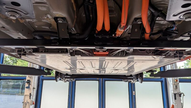 Ungeschützte Hochvoltbatterie: Die häufigsten Schäden am Stromspeicher von Elektroautos resultieren aus Aufsetzern.(Bild:  Rosenow – VCG)