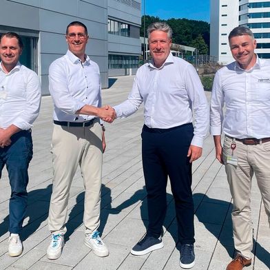 Andreas Lindemann, Geschäftsführer der Neura Mobile Robots (zweiter von rechts), schließt die Übernahme ab. Er und sein Managementteam haben umfassende Pläne für das fahrerlose Transportsystem von Bosch Rexroth. (Bild: Neura Robotics)