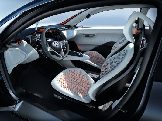 Renault präsentiert in Paris die Studie EOLAB. Das Konzeptfahrzeug kommt dank neuer „Z.E. Hybrid“-Antriebstechnik, intelligentem Leichtbau und ausgefeilter Aerodynamik mit 1,0 l Superbenzin pro 100 km aus. (Bild: Renault)