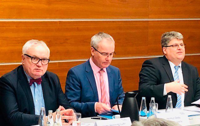 Staatsrat Henning Lühr, Helmut Dedy, geschäftsführendes Präsidialmitglied des Deutschen Städtetags und Ruggero Costantini , Beauftragter für Digitalisierung beim Städtetag bei der offiziellen Gründung des Arbeitskreises Digitalisierung  (Stadt Bremen)