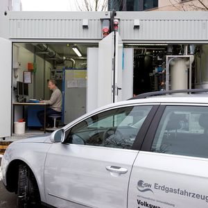 Wird Ökostrom zur Wasserstoff- oder Methanerzeugung genutzt, kann man auch mit regenerativer Energie Auto fahren. Diese Form der Energiespeicherung gilt deshalb als vielversprechend.