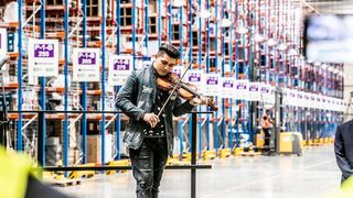 Im Amazonlager in Pforzheim gab es am Tag der Logistik 2019 eine Lagerführung mit musikalischer Untermalung. (Joannes Vogt)