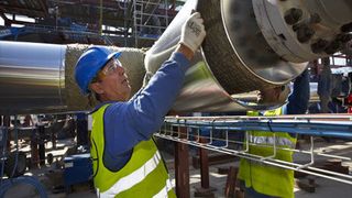 BIS-Arbeiter bei Isolationsarbeiten am Sonnenkraftwerk Solnova bei Sevilla  (Bild: Bilfinger Berger)