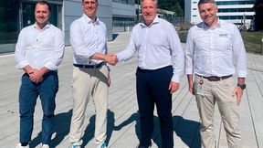 Andreas Lindemann, Geschäftsführer der Neura Mobile Robots (zweiter von rechts), schließt die Übernahme ab. Er und sein Managementteam haben umfassende Pläne für das fahrerlose Transportsystem von Bosch Rexroth. (Bild: Neura Robotics)
