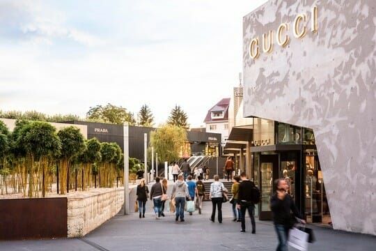 (Besucher finden in der Outletcity Metzingen rund 500 Premiummarken. (Bild: Outletcity Metzingen))