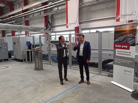 Hans-Peter Fischer, Unternehmensinhaber der Fischer Group, und Richard Bannmueller, CEO der Trumpf Laser- und Systemtechnik, stoßen gemeinsam auf die offizielle Inbetriebnahme der ersten Tru Laser 8000 Coil Edition an. Hans-Peter Fischer, Unternehmensinhaber der Fischer Group, und Richard Bannmueller, CEO der Trumpf Laser- und Systemtechnik, stoßen gemeinsam auf die offizielle Inbetriebnahme der ersten Tru Laser 8000 Coil Edition an.