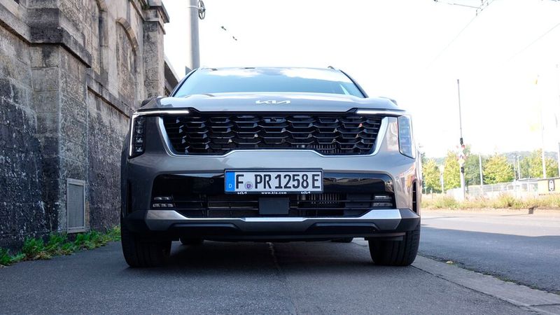 Beiden gemeinsam ist die wuchtige Front mit den schmalen, abgewinkelten Tagfahrleuchten. (Bild: Rosenow – VCG)