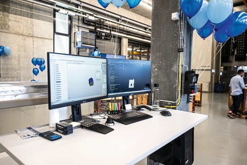 An jedem Bearbeitungszentrum ist eine CAM-Station, an der die Mitarbeitenden die neuen Bauteile programmieren und dann direkt einfahren können.  (Bild: IBOR AG)