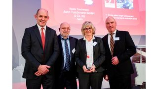 Die Vertreter von Auto Tuschmann freuten sich über einen Platz unter den Top-Ten beim „Kia Platinum Prestige Dealer Award“ (mit Michael Cole, COO Kia Motors Europe, und Steffen Cost, COO Kia Motors Deutschland). (Bild: Kia)