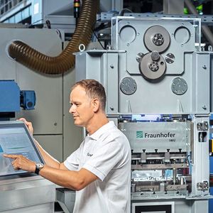 Retrofit von Maschinen – hier eine Umformmaschine – steigert deren Effizienz ohne hohe Investitionskosten berücksichtigen zu müssen. Auch das ist ein Schritt, um ältere Bestandsanlagen für moderne KI-Funktionen bereit zu machen.(Bild:  Fraunhofer IWU / D. Hanus)