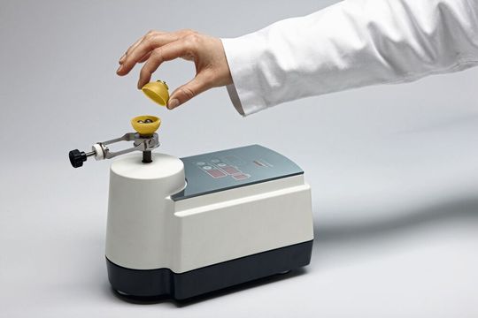 Die P-23 Schwingmühle von Fritsch ist geeignet für den Einsatz in einer Glovebox.(Bild:  Fritsch)