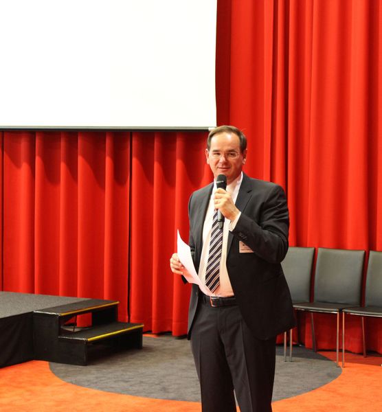 Vorhang auf für den ersten MOBILITY AWARD. Werner Nieberle, Geschäftsführer Vogel IT-Medien, eröffnete die Preisverleihung. (Vogel IT-Medien)