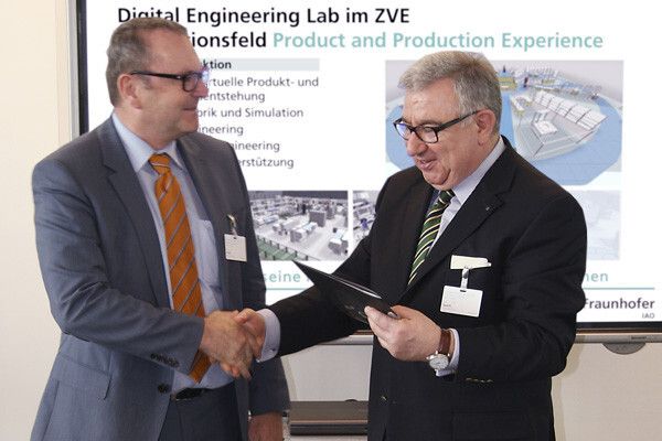 Andreas Barth (l.), Geschäftsführer Dassault Systèmes Eurocentral, und Prof. Dr.-Ing. Dieter Spath, Institutsleiter des Fraunhofer IAO, bei der Unterzeichnung des Kooperationsvertrags am 23. April 2013. (Bild: Storymaker)