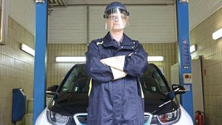 Das Autohaus Fritze in Nordhausen hat sich seinen vorbildlichen Umgang mit der E-Mobilität vom TÜV Thüringen zertifizieren lassen. (Bild: Rosenow – »kfz-betrieb«)