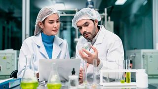 Die Stimmung unter Fach- und Führungskräften in Chemie und Pharma hellt sich leicht auf. (Bild: frei lizenziert)