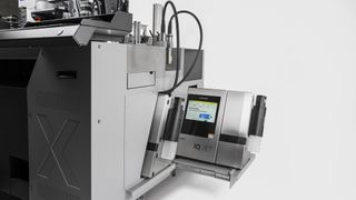 Integrierte Kennzeichnungstechnologie: Die beiden Leibinger IQJET sind platzsparend und einfach zugänglich über eine praktische Schublade direkt in das Gehäuse der Zeta 620 G2 integriert. (Bild: KOMAX AG)