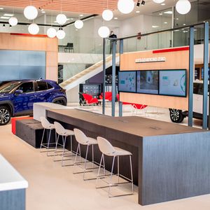 Die individuelle Kundenberatung soll in den Toyota-Betrieben stärker im Mittelpunkt stehen als bisher.(Bild:  Toyota)