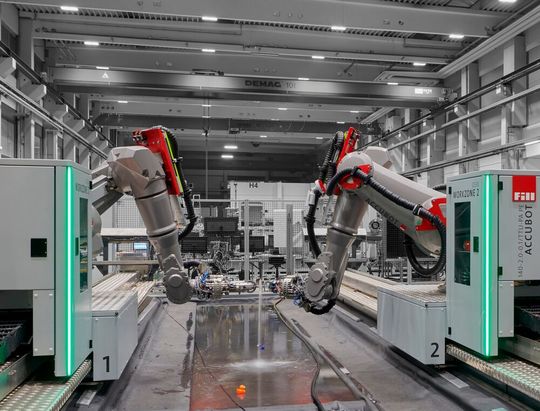 Fill entwickelte für die zerstörungsfreie Prüfung von GFK-Bauteilen ein Anlagenkonzept mit den als sehr präzise geltenden Accubot-Robotern, die sowohl einzeln als auch auf parallel verlaufenden Linearachsen gemeinsam arbeiten können. Das dazu nötige THz-Spektrometer sitzt dabei auf einem Flexchange-Schnellkupplungsflansch.(Bild:  Fill Maschinenbau)