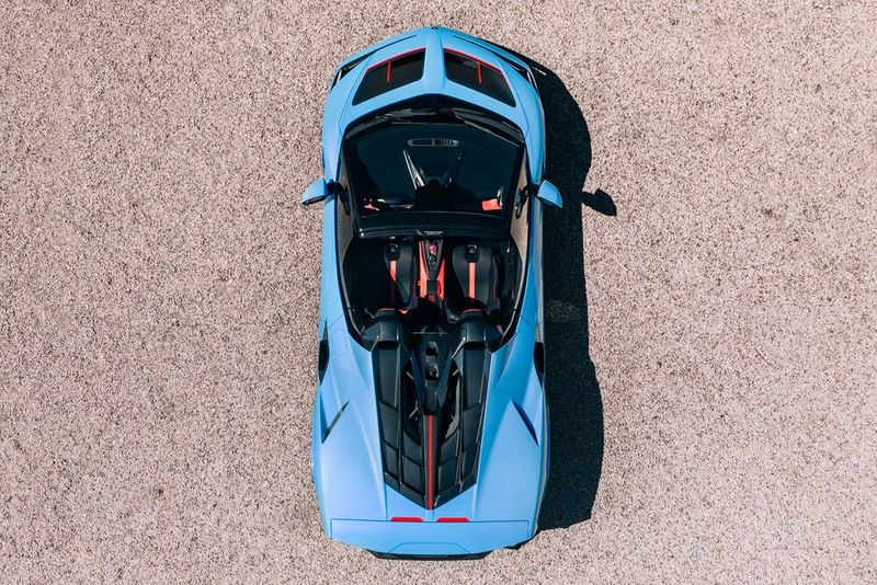 Bis 340 km/h wird der Fenomeno Roadster, von dem Lamborghini nur 15 Exemplare bauen wird, schnell (Bild: Lamborghini)