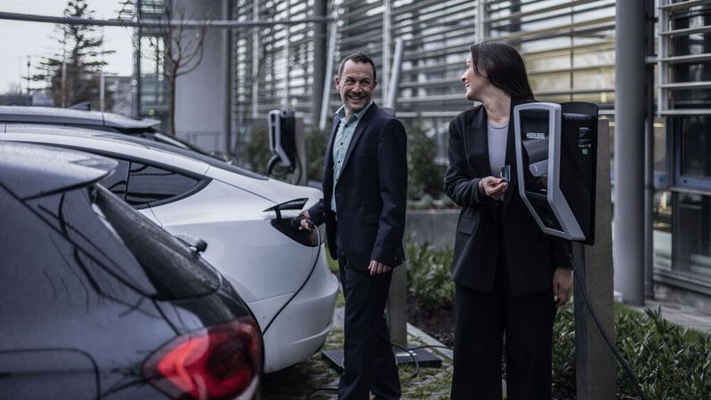 Für gewerbliche E-Autos gibt es ab September keine Förderung mehr.(Bild:  Heidelberg)