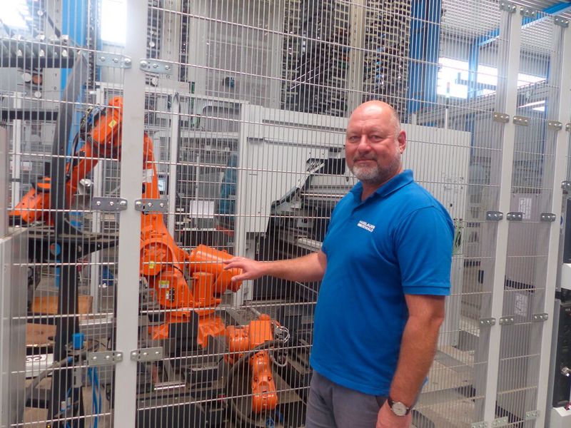 Der Geschäftsführer von Hagelauer Dewald, Jörg Bayer, kann über die Investition in das Kastocenter nur Gutes berichten: „Kein Kunde muss mehr Material lagern und unsere Fachleute brauchen sich nicht um Lagerprozesse oder Sägearbeiten kümmern.“ (Bild: Kasto)