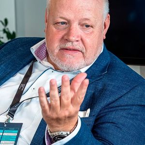 Helmut Göhl, Gründer des Ingenieursbüro GTS, gibt Beispiele, wie man auch Rechenzentren im Bestand weiter optimieren kann: beispielsweise effiziente Kühlung einsetzen, Spitzenlastmanagement nutzen oder Kühlkonzepte überarbeiten. (Bild: www.tt-bilder.de)