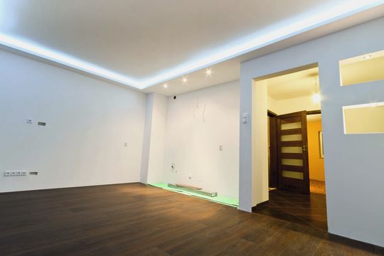 LED-Beleuchtung: Mit einem speziellen Treiberbaustein, der direkt an das Wechselstromnetz angeschlossen wird, lassen sich Schaltungen für LEDs deutlich besser skalieren. LED-Beleuchtung: Mit einem speziellen Treiberbaustein, der direkt an das Wechselstromnetz angeschlossen wird, lassen sich Schaltungen für LEDs deutlich besser skalieren.