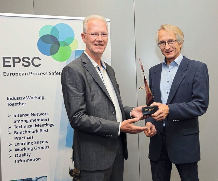Dr. Hans-Peter Schildberg (right) receiving the award from Piet Knijff, chair of the EPSC Board. (European Process Safety Centre (EPSC))